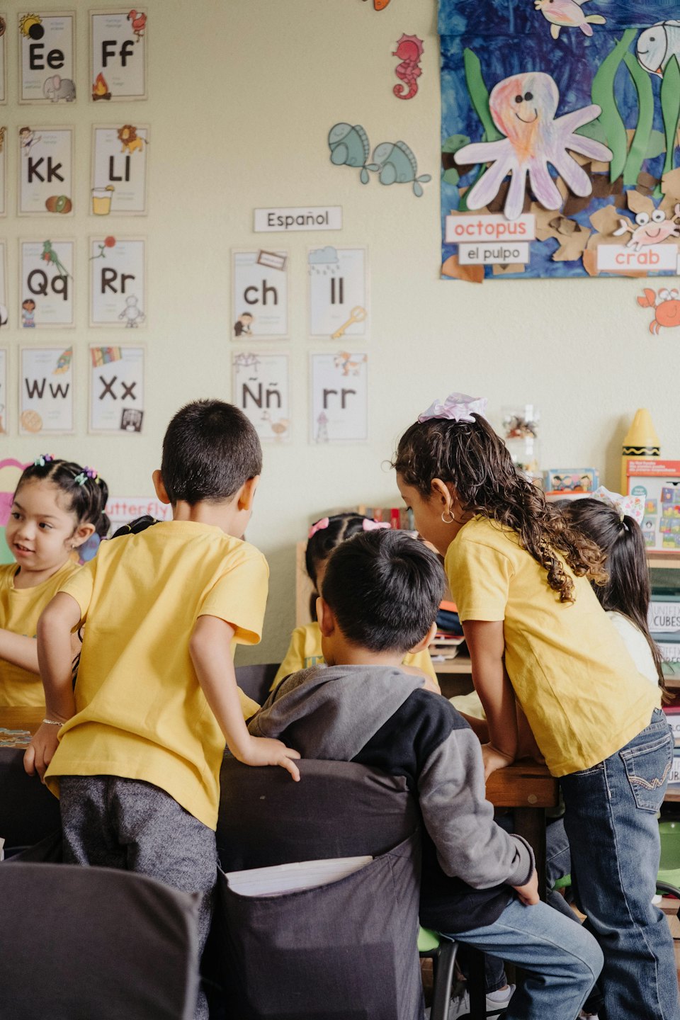 Kinderen in een klaslokaal die een project bespreken.